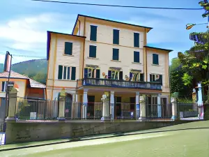 Hotel con piscina La Torre - DIMORA STORICA nella Valle d'Intelvi, vicino al LAGO DI COMO e di LUGANO Castiglione d'Intelvi