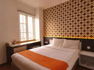 Front One Boutique Tugu Muda Semarang