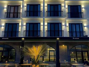 8 Rooms Hotel