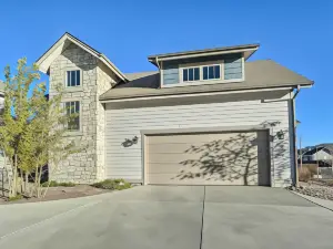 Charming Castle Rock Retreat w/ Fireplace!