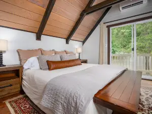Cozy Chalet Sanctuary - WiFi, Fireplace, Hot Tub