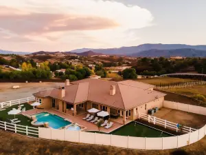 Zinfandel by AvantStay Wine Country Estate w Pool Mini-Golf