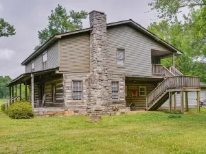 6 Mi to Scottsboro Pet-Friendly Cabin Apt