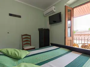 Hostel Kvarner- Private Rooms & Dorms