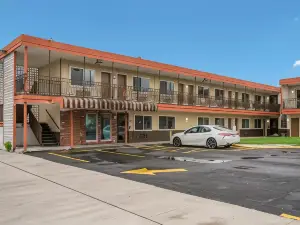 Econo Lodge Inn & Suites Mason City - Clear Lake