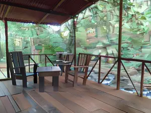 Vanilla Jungle Lodge - Rainforest Waterfall Garden