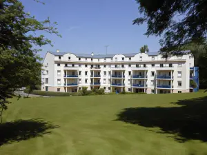 Residence Hotel les Ducs de Chevreuse Avec Hébergement, Repas & Pdj, Séminaire, Bureau & Parking