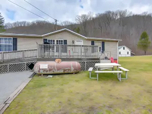 West Virginia Home Near Hatfield and Mccoy Trails!
