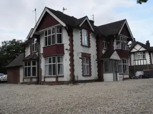 Gatwick Birchwood Lodge with Holiday Parking
