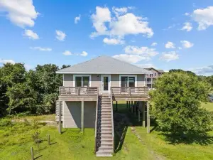 Welcome to the Cool Change Beach Cottage, Canal Front 4X4 Area of Carova Beach.