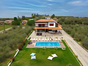 Kalisun Pool House by Georgalas