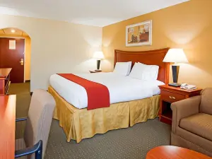 Holiday Inn Express & Suites Fayetteville-FT. Bragg