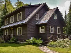 Cozy 4-Bedroom Cottage Nestled in the Trees by Kayuta Lake