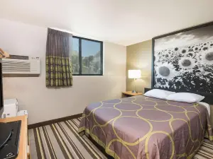 Super 8 by Wyndham Jamestown