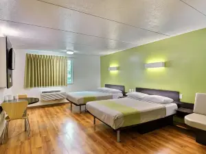 波士頓北6號汽車旅館 - 丹佛斯