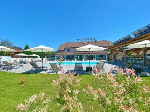 16 Lakes Hotel