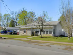 Harrisburg Home w/ Private Yard + Screened Porch!