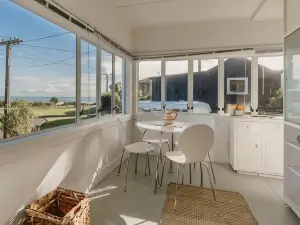 Oakura Circle - Authentic Kiwi Bach by the Beach