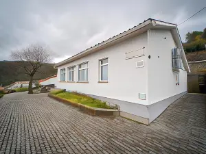 Casas da Escola - "Casa da Professora" - Meãs