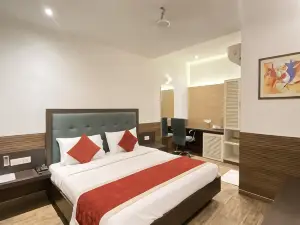 Status Business Hotel - Naveen Market