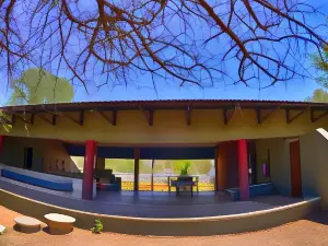 Tingala Lodge - Bed in the Bush