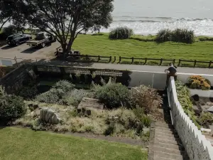 Wanaka Beachouse - Stay Next to the Sand