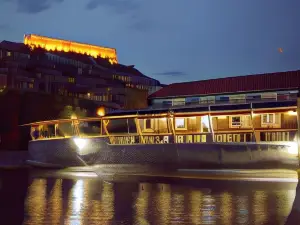 Olive Press Hotel & Apartments