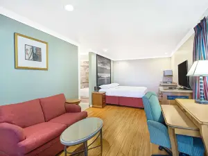 Upper Lake Inn & Suites