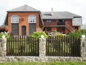 Viesu Nams Pūpoli