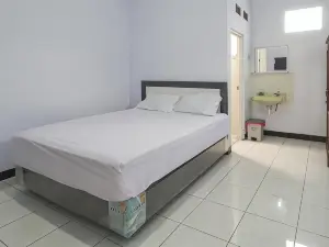 Angrumba Family Homestay Near Rsud Caruban Mitra RedDoorz