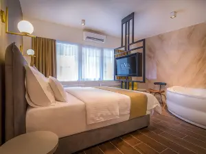 Level Luxury Suites