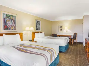 Super 8 by Wyndham Eagle Pass