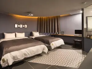 HOTEL BROWN-DOT
