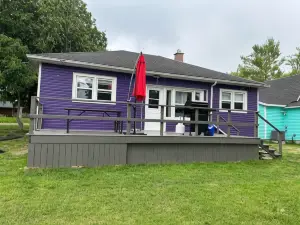 Myriad Fins Cottage and Marina
