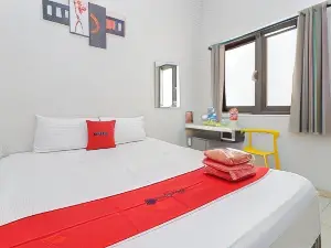 RedDoorz at K23 Rungkut Madya