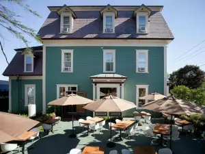Le Pleasant Hôtel & Café
