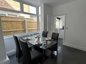 Grimsby Workers Haven 4 Bed Renovated House Sleeps 8