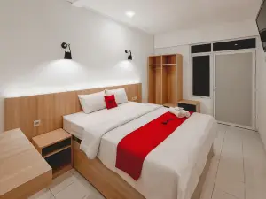 RedDoorz at Grand Mirza Near Pasar Grosir Batik Setono Pekalongan