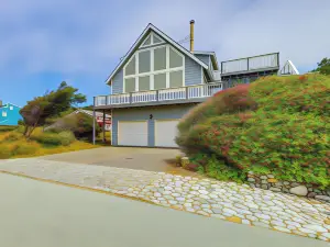 Southern Oregon Coast Vacation Rental with Deck