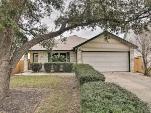 Dog-Friendly Texas Retreat w/ Hot Tub, Patio & Bar
