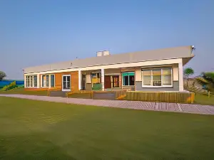Luxury Farmhouse Stay, Pure Vegetarian- Santushti Farm, NCR
