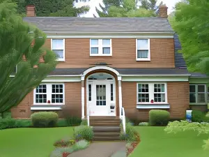 Scheller House Downtown- 2600 Square Foot- 4 Bedroom -1920 Historic