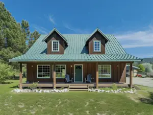 Farmhouse in Plain 2 Bedroom Home by NW Comfy Cabins by RedAwning