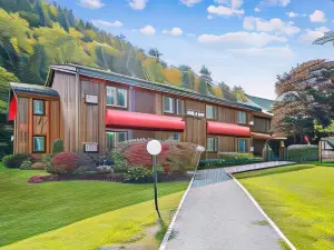 Cedarbrook Deluxe One Bedroom Suite Located on 2nd Floor with Outdoor Heated Pool 21820