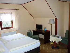 Landhotel "Goldener Löwe" mit Pension "Am Taurastein"