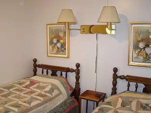 Golden Knight Inn and Suites