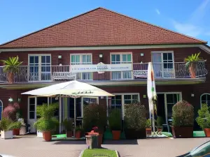 Hotel Und Restaurant Rabennest am Schweriner See