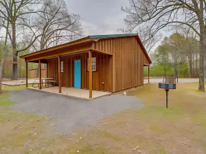 Half Mi to Greers Ferry Lake Quiet Cabin with Porch