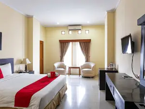 RedDoorz Plus Near Alun Alun Karanganyar