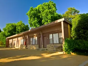 Buffalo Motel and Country Retreat